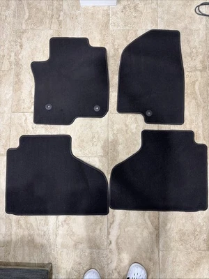 Alfombrillas gris oscuro OEM 21-23 Tahoe Suburban GM 84625752 grises 4 un. Foto 1 de 4