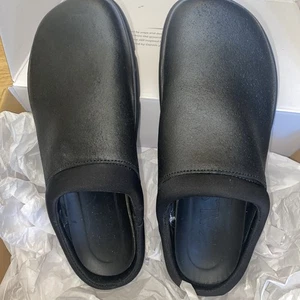 NEU Kalso Damengröße 9,5 Mako schwarze Leder-Pantoletten Clogs Schuhe negativer Absatz - Bild 1 von 6
