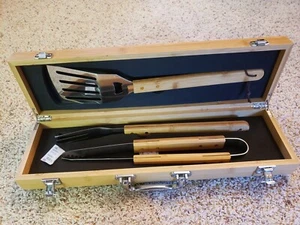 JUEGO DE HERRAMIENTAS DE UTENSILIO PARRILLA BARBACOA MANIJAS DE MADERA con CAJA DE ALMACENAMIENTO DE BAMBÚ PUERTA TRASERA - Imagen 1 de 11