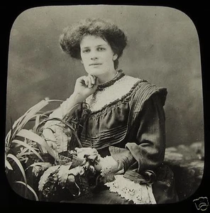 Linterna Mágica de Vidrio Diapositiva LADY SITTING C1910 FOTO DE PERSONAS EDUARDIANAS - Imagen 1 de 2