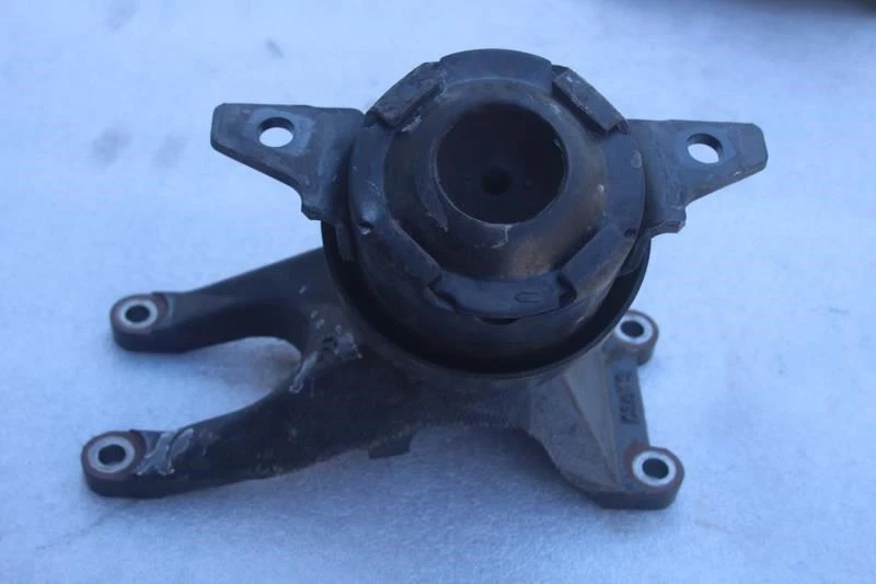 2003 2004 2005 LEXUS GX470 RIGHT FRONT MOTOR ENGINE MOUNT BRACKET - Image 1 of 4
