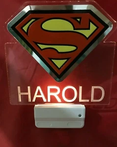 Superman Superheroes Luz Nocturna Personalizada Enchufe LED con Sensor de Amanecer a Amanecer - Imagen 1 de 12