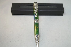 Handgefertigter Papageienbucht Drachenstift (grün, blau & gelb) Stift mit antikem Zinn - Bild 1 von 6