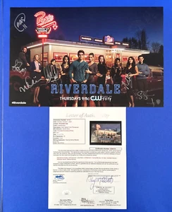 Riverdale Cast Signed 11x17 Photo Poster 10 Autos Luke Perry JSA COA ZZ06725 - Picture 1 of 8