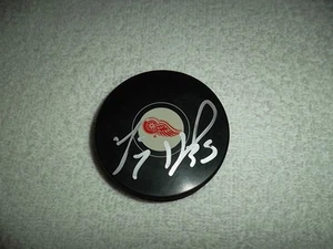 Jimmy Howard Hand Signed Detroit Red Wings Logo Puck NHL Autograph Hockey - Picture 1 of 2