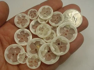 Neu ausgefallene weiße Knöpfe Blume Stern Mitte Größen 1/2, 5/8 11/16 13/16, 7/8 #W6 - Bild 1 von 11