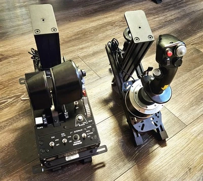 Джойстик и дроссель Thrustmaster Warthog HOTAS — включают настольные крепления! - Изображение 1 из 4