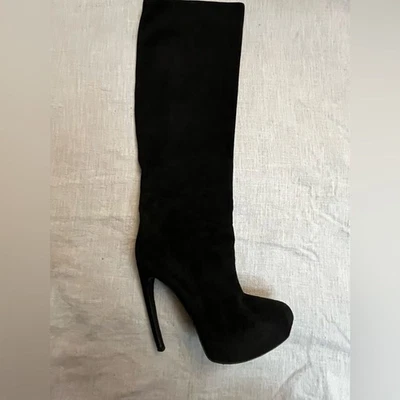 Botas hasta la rodilla Alexander McQueen de gamuza negra Foto 1 de 4