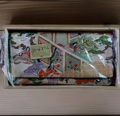 Cartera de seda japonesa con pinturas Heian en caja de madera Foto 1 de 4