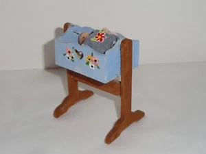 Puppenhaus Miniatur VINTAGE Holz WIEGE & verbunden Porzellan Baby Puppe mit Strampler - Bild 1 von 8