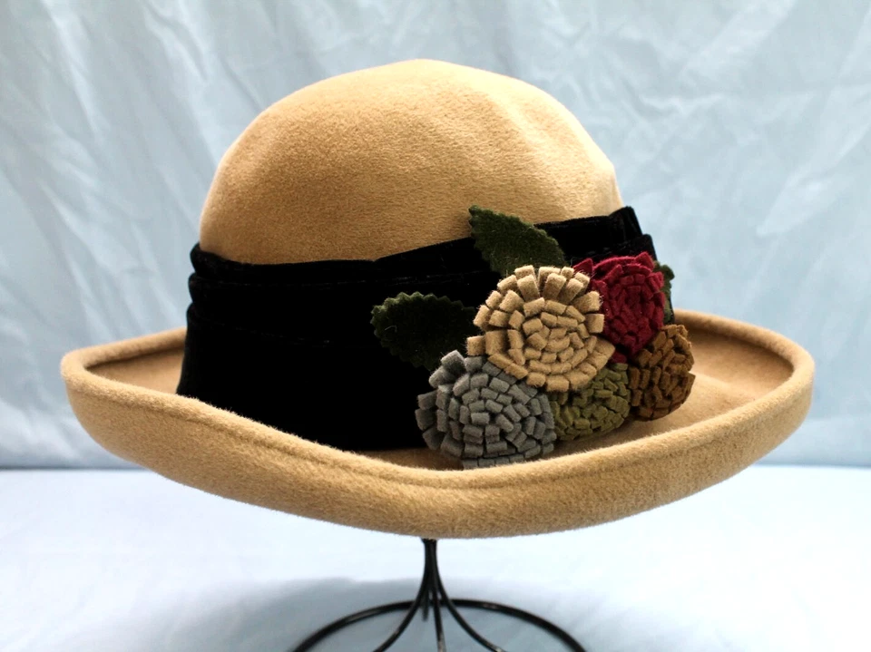 SOMBRERO DE FIELTRO DE LANA KATHY LUKER Hecho a Mano Bronceado Banda Ancha con FLORES Ala Enrollada Foto 1 de 4