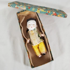 Antike Porzellan Miniatur Japanische Puppe Glasaugen Gelb Grün Schatulle - Bild 1 von 10