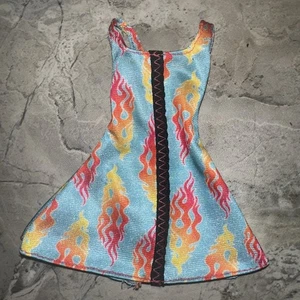 VESTIDO SIN MANGAS MUÑECA BARBIE AZUL CON GRÁFICOS DE LLAMA - Imagen 1 de 5