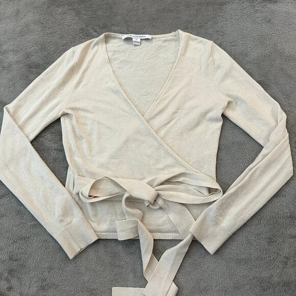 Suéter envolvente bailarina de cachemir de seda Diane Von Furstenberg PEQUEÑO crema Foto 1 de 4