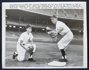 Foto de prensa de béisbol de Frankie Crosetti 1960 de los Yankees de Nueva York con hijo - Imagen 1 de 1