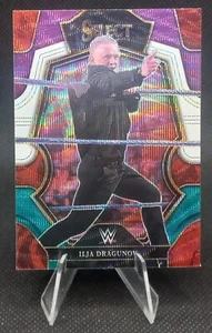 2023 Panini Select WWE - Tri-Color Prizm #174Premier Level - Ilja Drag - Foto 1 di 2