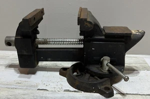 Vintage 4" Bench Vise w/Swivel Base Anvil Pipe Jaws Made In Taiwan Missing Crank - Picture 1 of 17