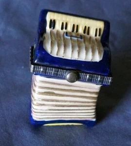 Vintage Keramik Akkordeon Instrument öffnet Deckel Druckknöpfe schließen Pillendose Aufbewahrung blau - Bild 1 von 8