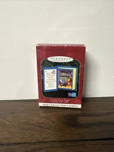 Hallmark 1998 Winnie The Pooh A Visit From Piglet Book Keepsake Ornament #1 - Imagen 1 de 6