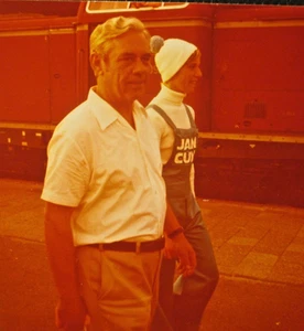 RAR priv Foto alter Zeit ! Junger Mann läuft WERBUNG als JAN CUX wohl am Bahnhof - Bild 1 von 2