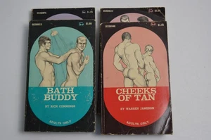 4 Vintage Gay Erwachsene Pulp Fiction Liebesromane 3-Wege Plug-in Bad Buddy Wangen - Bild 1 von 9