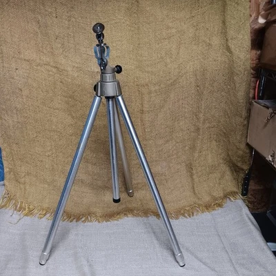 WOW!! Quick-Set~Skokie-Illinois  Tripod!! 28.5" - Image 1 of 4