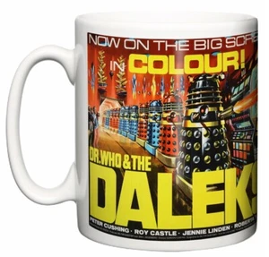 Taza de café Tardis 1965 póster y escena de película de ciencia ficción clásica Dr Who & The Daleks - Imagen 1 de 4