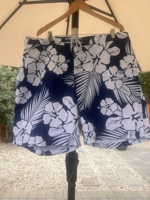 Nuevo con etiquetas Bañador St John’s Bay Hibisco Hawaiano Floral Para Hombres XXL Azul Blanco Foto 1 de 4