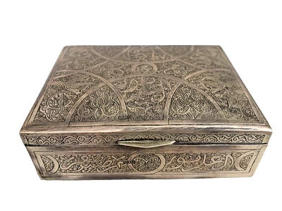 Antigua caja de grabado a mano con bisagras de plata de ley de Oriente Medio con revestimiento de madera Foto 1 de 4