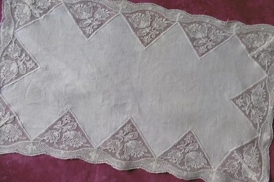 Superbe napperon/ Dessus de plateau avec DENTELLE de LILLE sur le tour - Photo 1/4