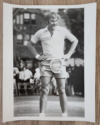 Foto firmada por John Newcombe de 8x10 estrella del tenis salón de la fama LEGEND RAD Foto 1 de 2