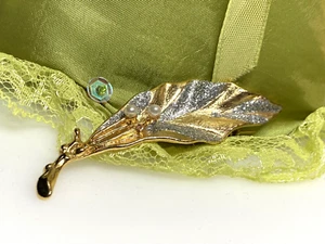 Vintage Brooch Jewellery Leaf Pearls Gold Metal Crystal Diamante 10.61g - Picture 1 of 8