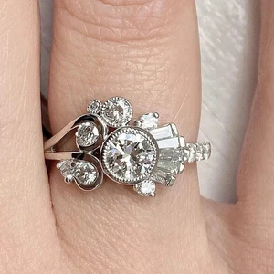 Anillo de compromiso de diamantes creado en laboratorio estilo Art Deco de 2,45 quilates acabado en oro blanco de 14 quilates - Imagen 1 de 6