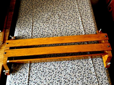 ANTIQUE ~ VINTAGE OAK CHURCH-PEW BOOK HOLDER (CIRCA EARLY 1900s) - Image 1 of 4