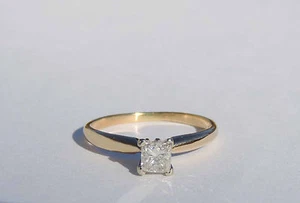 Anillo solitario de diamantes genuinos para damas princesa - 0,33 quilates - oro amarillo 14k - Imagen 1 de 4