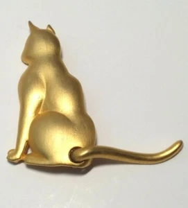 VINTAGE Signed J.J Gold CAT PIN Moving DANGLING Hinged TAIL Satin Finish KITTY - Picture 1 of 5