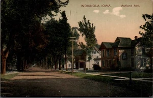 INDIANOLA, IOWA POSTKARTE Ashland Ave. Unbefestigt. Zweistöckige Häuser, Straßenszene - Bild 1 von 2