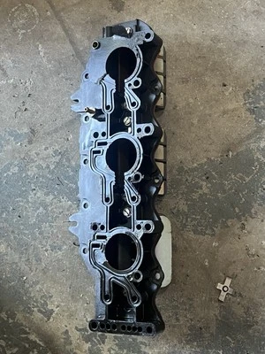 175 150 135 hp Ficht Evinrude INTAKE MANIFOLD STBD 0346149 LEAF 0437591 two stro - Image 1 of 2