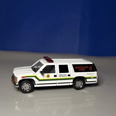 Code 3 1:64 GMC Suburban Metro Dade Fire Battalion Chief 5 - Image 1 of 4