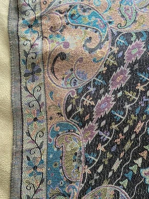 Envoltório grande de viscose paisley azul, roxo e verde 27”x 70” - Imagem 1 de 4
