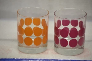 2 BICCHIERI BRANDY METÀ SECOLO MODERNI ARANCIONI E ROSA POKA DOT ALTI 3 1/2" - Foto 1 di 1