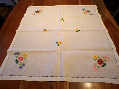 Linge ancien Centre de table lin blanc brodé de fleurs  et de jours - Photo 1/4