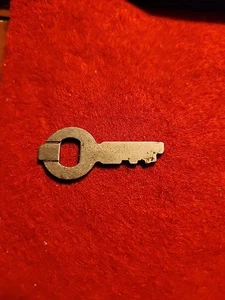 Llave de equipaje plana de acero vintage parece Presto - Imagen 1 de 2