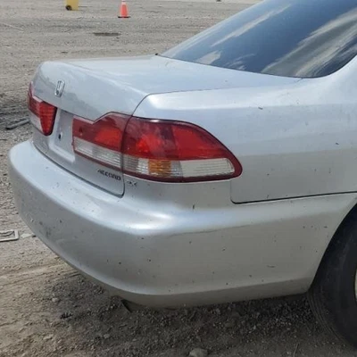 Luz de marcha atrás trasera derecha Honda Accord (sedán), 2001, 2002, montada en la tapa Foto 1 de 4