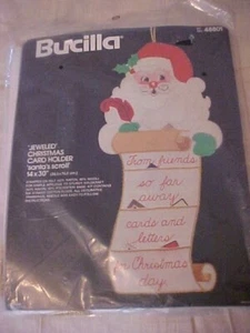 De Colección Bucilla Kit de Apliques de Fieltro de Navidad SANTA'S SCROLL Portatarjetas Nuevo en Paquete - Imagen 1 de 4