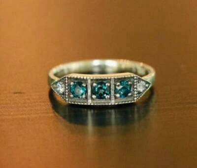 Anillo redondo de tres piedras con topacio azul de 2,50 quilates enchapado en oro amarillo Foto 1 de 4