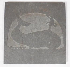 Remache de azulejos de pizarra natural de ballena grabada de 5,65" - Imagen 1 de 4