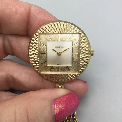 Reloj Bulova Pendan Vintage Cuerda Manual Suizo 33mm Cadena Texturizada Retro Años 70 Foto 1 de 4