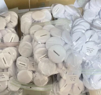 Venta al por mayor Lote de 50 Chanel Beauty Puff Polvo Blanco con Cinta de Satén Tamaño Completo Foto 1 de 4