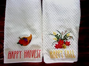 HAPPY FALL & HARVEST BEIGE STICKEREI HANDTUCH RAE DUNN INSPIRIERT HANDGEFERTIGT SET 2 - Bild 1 von 3